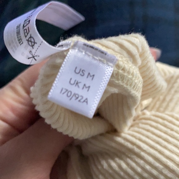 Urban Outfitters Women’s Cream Sweater Size M - Picture 15 of 15